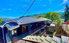 箱根湯本から一駅。大正〜昭和の家具に囲まれた、緑香るウッドテラスのある宿。高台から小田原の街を一望　